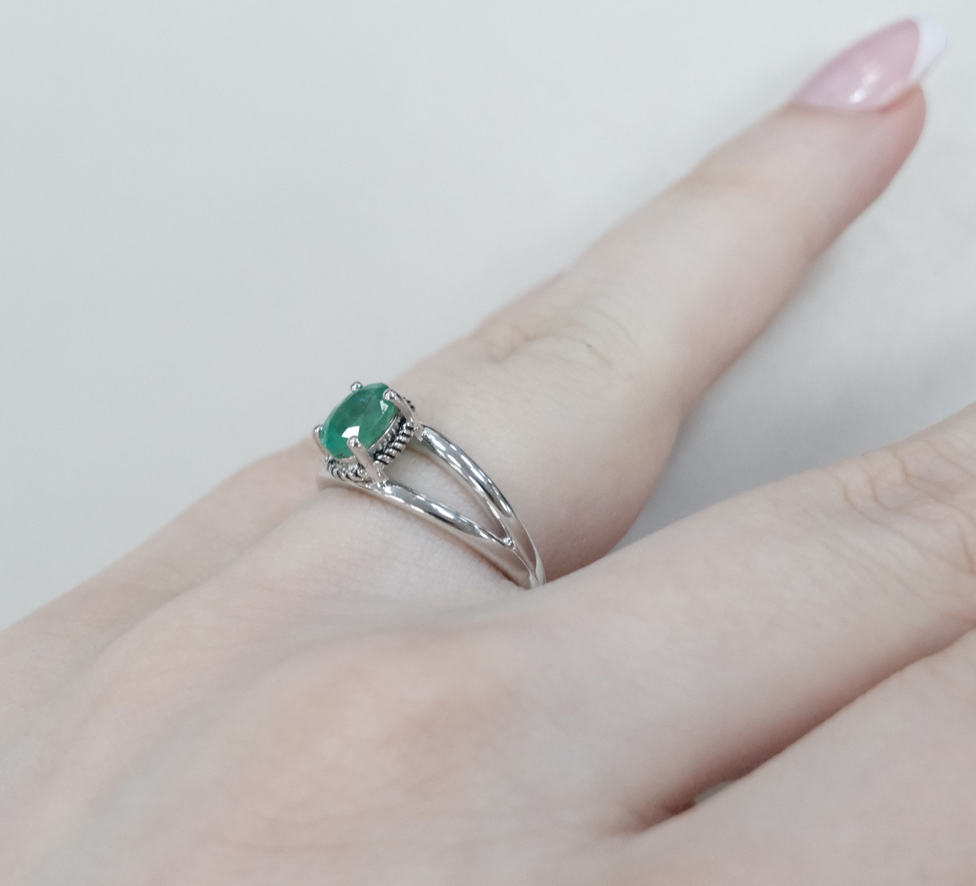 Серебряное кольцо с изумрудом